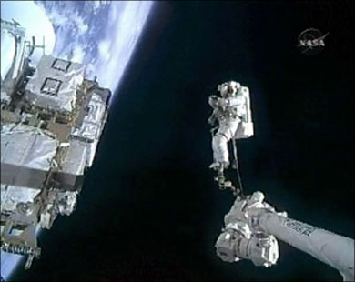 رائد يرى من الفضاء تدمير البشر للأرض