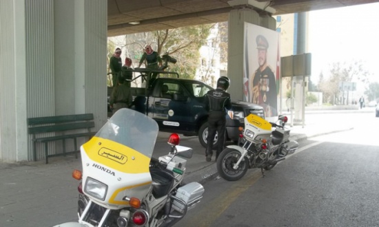 مطلوب يحاول الانتحار من فوق جسر دوار الداخلية مطلوب يحاول الانتحار من فوق جسر دوار الداخلية