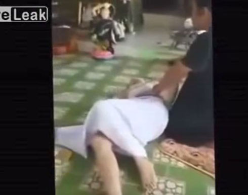 شاهد : فتاة تخضع لجلسة لإخراج الجن منها (فيديو)