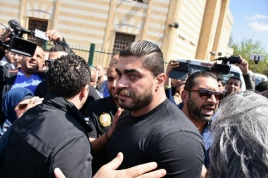 صور| خالد سليم ينهار في عزاء والده! صور| خالد سليم ينهار في عزاء والده!
