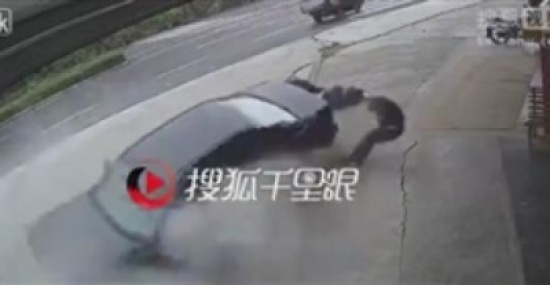 بالفيديو.. سيارة طائشة تصدم عجوزين وتطيح بهما