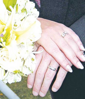 رغم اصابته بالضغط والسكري والروماتيزم..سعودي ثمانيني يودع العزوبية مع سبعينية !