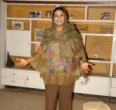 بعد الحكم بجلدها .. "لبنى" تعلن ثورة " بنطلون الجينز " في السودان