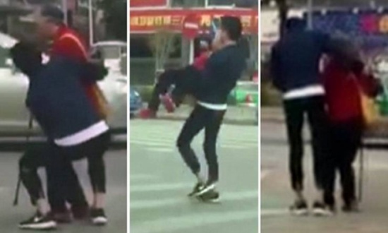 فيديو| نفذ صبره من مسنة عندما حاولت قطع الشارع