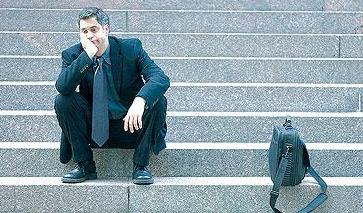 الرجال في بريطانيا ينفقون سنة من أعمارهم "يبحلقون" في النساء