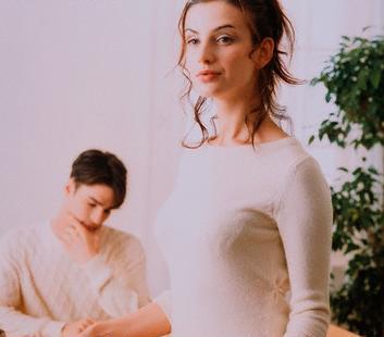 واعد 3 فتيات في وقت واحد فعوقب بلصق عضوه الذكري