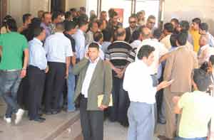 مواطنون يحتجون على نسبة صرف "أموال البورصة" ويقولون انها بين 10 الى 30% مواطنون يحتجون على نسبة صرف "أموال البورصة" ويقولون انها بين 10 الى 30%