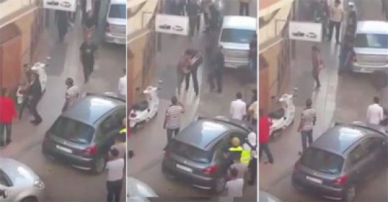 فيديو: رجل يحمل فتاة عنوة ويختطفها أمام المارة