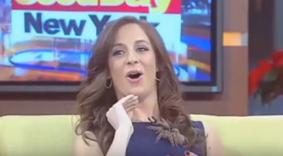 شاهد.. رد فعل مذيعة ألقى ضيف عنكبوتًا ضخمًا عليها