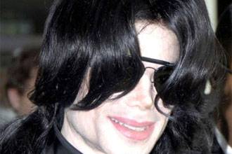 قميص نسائي مضرج بالدماء في خزانة مايكل جاكسون