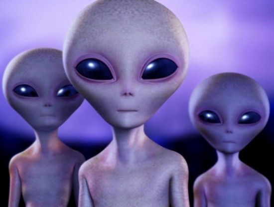 فيديو| كائناتٌ فضائية تحلِّق في دولةٍ عربية بشكل واضح جداً!