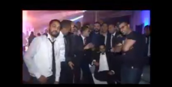فيديو| شاهد المفاجأة التي أعدتها صديقات العروس خلال حفل الزفاف! فيديو| شاهد المفاجأة التي أعدتها صديقات العروس خلال حفل الزفاف!