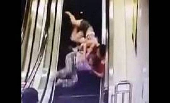 بالفيديو.. لحظة تعثر 3 نساء وسقوطهن من أعلى سلم كهربائي! بالفيديو.. لحظة تعثر 3 نساء وسقوطهن من أعلى سلم كهربائي!