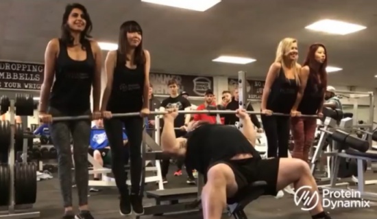 رجل ضخم يرفع 4 فتيات بدلا من الحديد في صالة رفع أثقال!