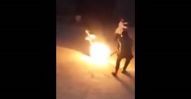 بالفيديو.. لحظة إشعال بائعة متجولة النار في جسدها بالفيديو.. لحظة إشعال بائعة متجولة النار في جسدها