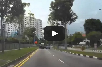 بالفيديو : سائق تاكسي عجلان يتسبب في حادثة