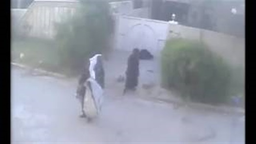 بالفيديو.. لحظة سرقة لصوص متنكرين في ملابس نساء منزل بالفيديو.. لحظة سرقة لصوص متنكرين في ملابس نساء منزل