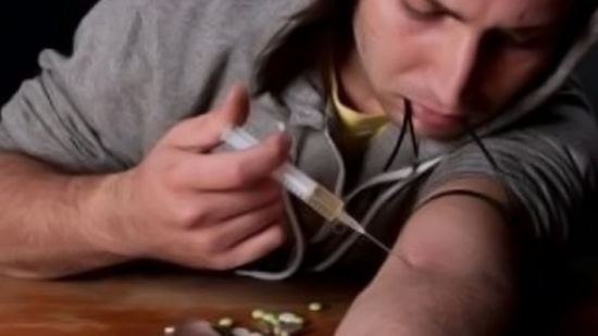 العلماء يحددون سبب لا مبالاة المدمنين بخطورة المخدرات