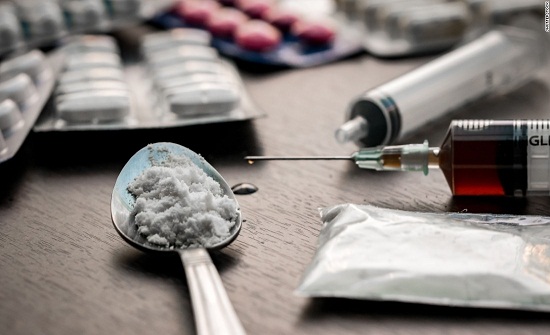 الطفيلة: فنان تشكيلي يحذر برسوماته من المخدرات الطفيلة: فنان تشكيلي يحذر برسوماته من المخدرات