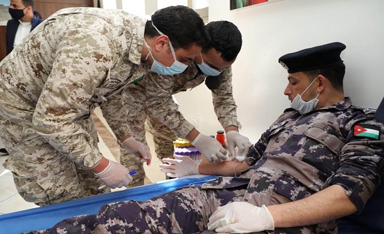 45 يوما لم يجد المرضى متبرعين بالدم فتناوب جنود الجيش على ذلك 45 يوما لم يجد المرضى متبرعين بالدم فتناوب جنود الجيش على ذلك