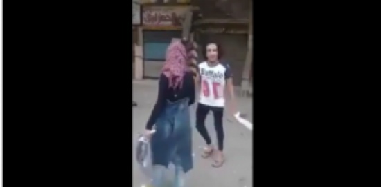 بالفيديو : شباب يعتدون على فتاة في الشارع بطريقة مخزية بالفيديو : شباب يعتدون على فتاة في الشارع بطريقة مخزية