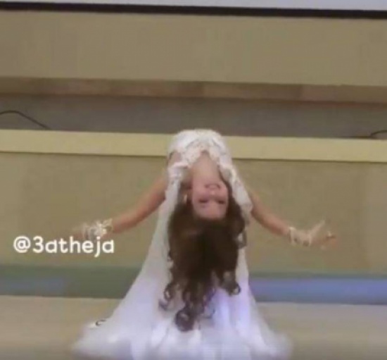 بالفيديو- طفلة تتحدّى أفضل الراقصات الشرقيات بليونتها
