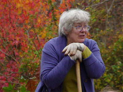 عجوز تستدعي الشرطة لأنها لا تجد من تثرثر معه !