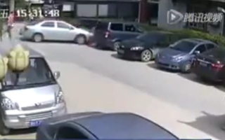 بالفيديو.. شاهد سيارة تدهس طفلتين داخل مستشفى بالفيديو.. شاهد سيارة تدهس طفلتين داخل مستشفى