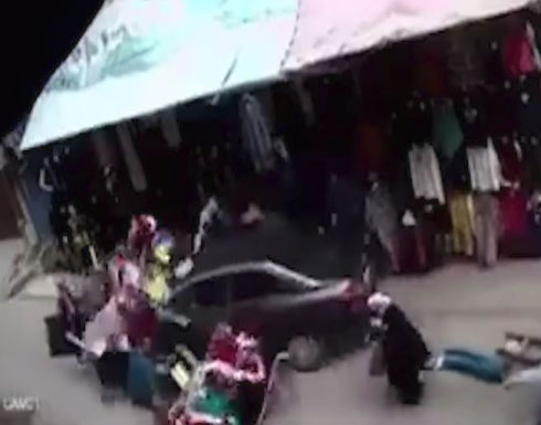 بالفيديو...شخص يدهس بسيارته كل ما يقابله في شارع تجاريت بالفيديو...شخص يدهس بسيارته كل ما يقابله في شارع تجاريت