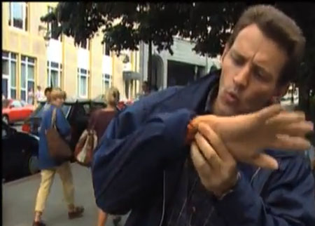 اليد الغريبة