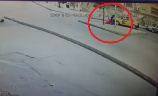 الأمن يوضح علاقة شاب بفتاة اجبرها على الصعود بسيارة الأمن يوضح علاقة شاب بفتاة اجبرها على الصعود بسيارة