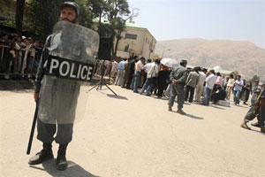 هجوم انتحاري امام مقر الحلف الاطلسي يسفر عن مقتل ثلاثة مدنيين افغان و14 مصابا هجوم انتحاري امام مقر الحلف الاطلسي يسفر عن مقتل ثلاثة مدنيين افغان و14 مصابا