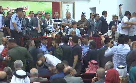 الفريق الوزاري يغادر لقاء أهالي جرش الفريق الوزاري يغادر لقاء أهالي جرش