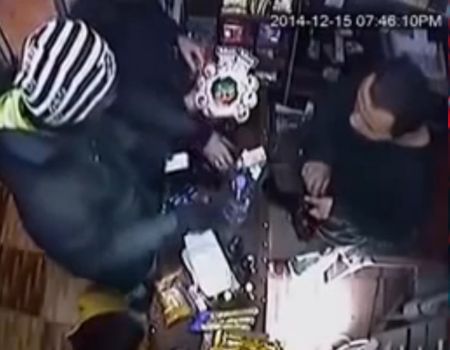 شاهد نصاب يقوم بأكثر من 6 عمليات نصب ونهب في زيارة واحدة