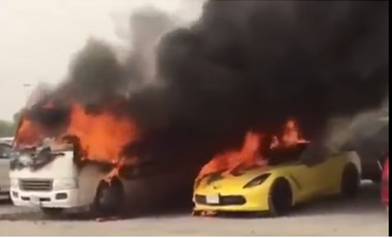 بالفيديو: سائق يتسبب في اشتعال النيران بـ 11 سيارة بسبب خلاف مع زميله بالفيديو: سائق يتسبب في اشتعال النيران بـ 11 سيارة بسبب خلاف مع زميله