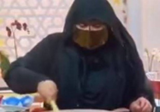 بالفيديو.. لحظة اشتعال النيران بطاهية على الهواء!