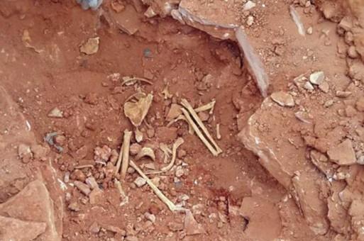 سعودي يفاجأ بوجود قبر في منزله وداخله عظام آدمية سعودي يفاجأ بوجود قبر في منزله وداخله عظام آدمية