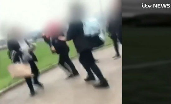 شاهد: اعتداء لنزع حجاب فتاة سورية بعد اعتداء على شقيقها في إنكلترا شاهد: اعتداء لنزع حجاب فتاة سورية بعد اعتداء على شقيقها في إنكلترا
