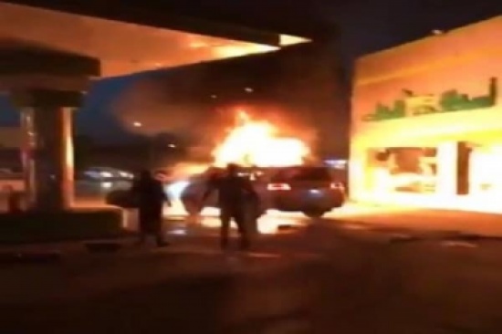 شاهد.. رجل يغامر بحياته ويدفع بسيارته أخرى مشتعلة ليخرجها من محطة وقود شاهد.. رجل يغامر بحياته ويدفع بسيارته أخرى مشتعلة ليخرجها من محطة وقود