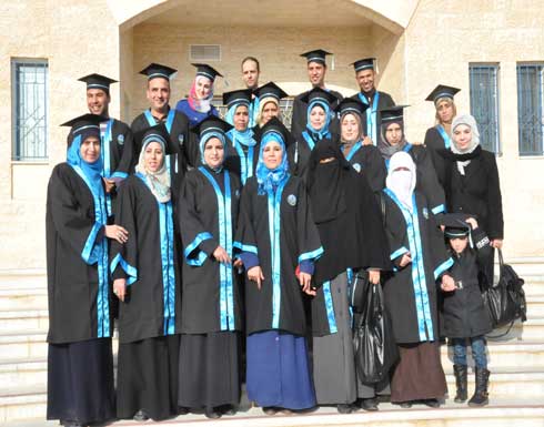 خريجو كلية الصيدلة في جامعة الزرقاء يؤدون قسم المهنة خريجو كلية الصيدلة في جامعة الزرقاء يؤدون قسم المهنة