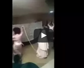 شاهد..  طقوس غريبة خلال حفل زفاف يهودي