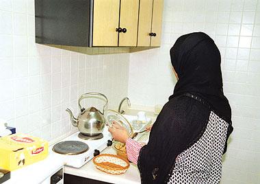 سعودي وزوجته يعذبان خادمة حتى الموت سعودي وزوجته يعذبان خادمة حتى الموت