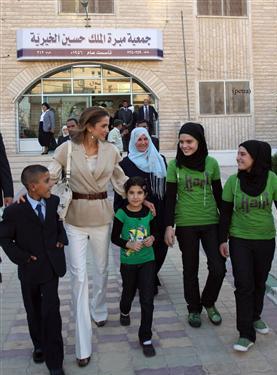 الملكة رانيا تصطحب اطفال مبرة الملك حسين لاطلاق خيمة " هل هلالك"