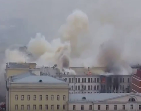 بالفيديو: حريق يلتهم 3500 متر مربع من سقف وزارة الدفاع الروسية
