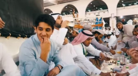بالفيديو.. شاب يوثق تجربة رائعة في الحرم المكي لإفطار الصائمين