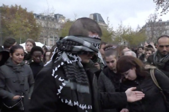 فيديو: شاب مسلم معصوب العينين يسأل المارة في باريس: أتثقون بي؟ فيديو: شاب مسلم معصوب العينين يسأل المارة في باريس: أتثقون بي؟