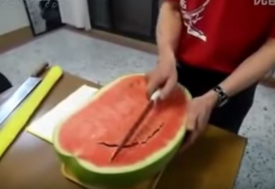 بالفيديو : طرقة مدهشة في تقطيع البطيخ