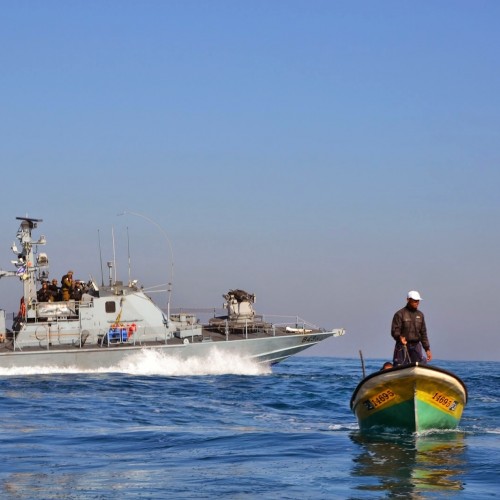 غزة: الاحتلال يعتقل صيادين بعد اغراق قاربهم