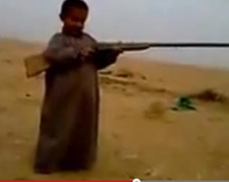 طفل يطلق النار - مضحك