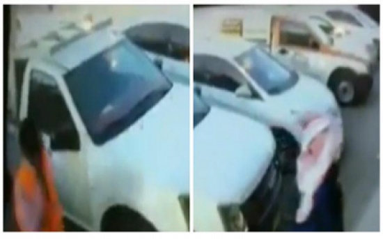 شاهد: محاولة سرقة مواطن أثناء دخوله مكتب عقاري.. والسارق ترصد له